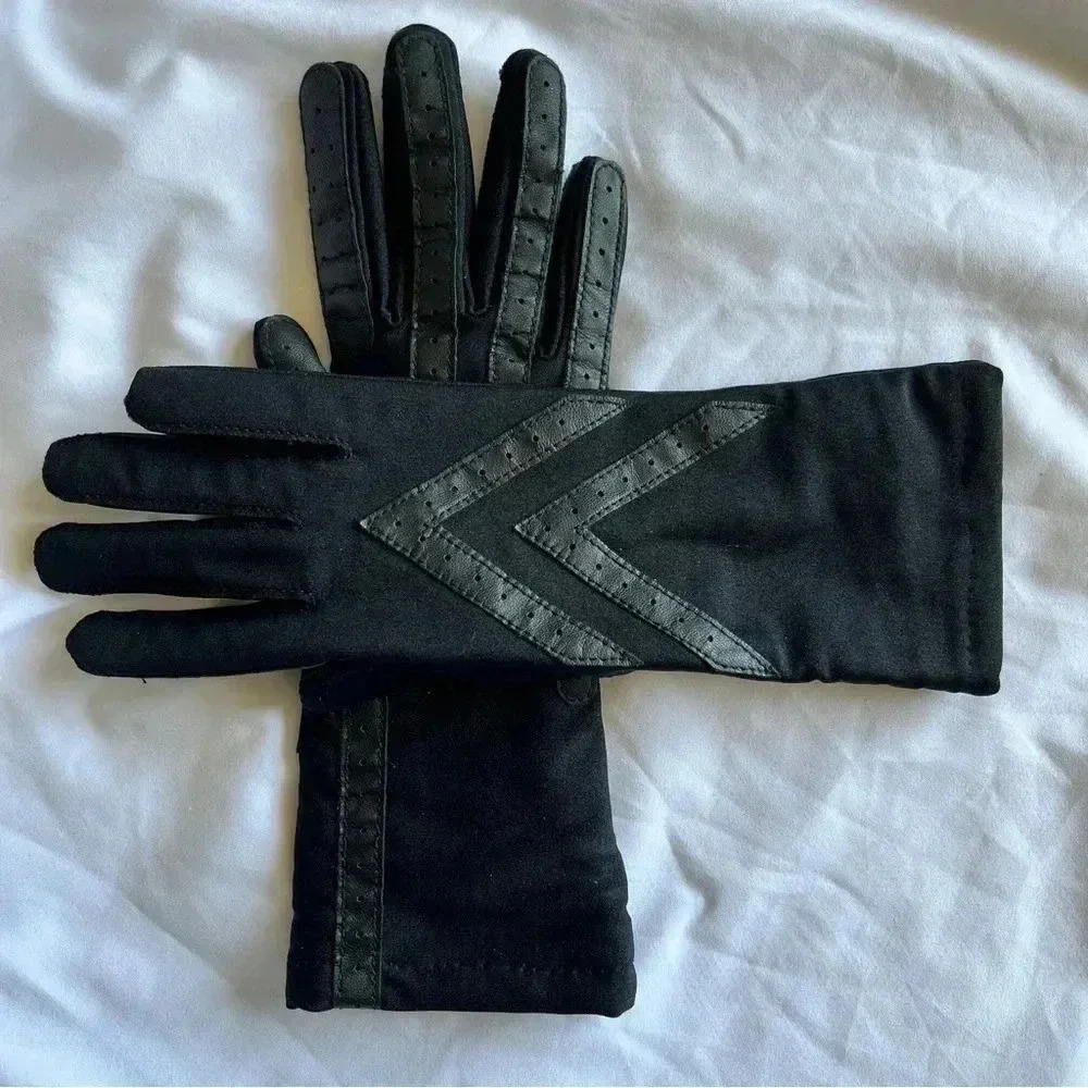 Isotoner Women’s Black Stretch Gloves One Size